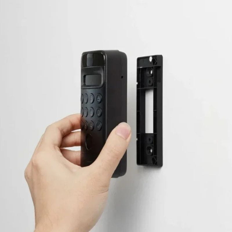 Teclado con reconocimiento facial SwitchBot Vision Lock en color negro, montaje en pared, botones numéricos grandes y módulo frontal desmontable con soporte