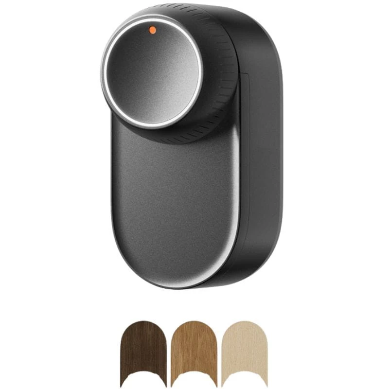 Cerradura inteligente SwitchBot Lock Ultra Negro con cuerpo mate, dial giratorio con indicador LED naranja y adaptadores de montaje en tres tonos de madera