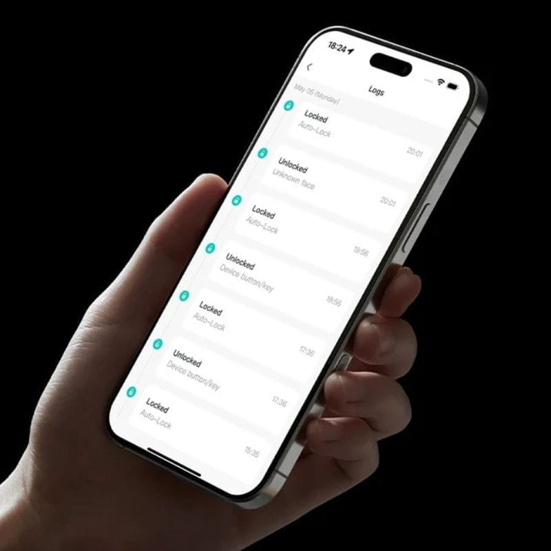 Fecho inteligente SwitchBot Lock Ultra Preto com app no smartphone exibindo logs de bloqueio e desbloqueio, interface limpa, controle remoto e status em tempo