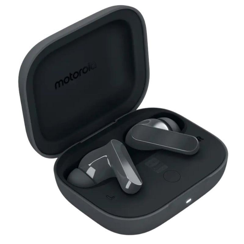 Motorola Moto Buds Bass Auriculares TWS negros con estuche de carga mate; diseño in-ear ergonómico, acabado brillante y LED frontal indicador.