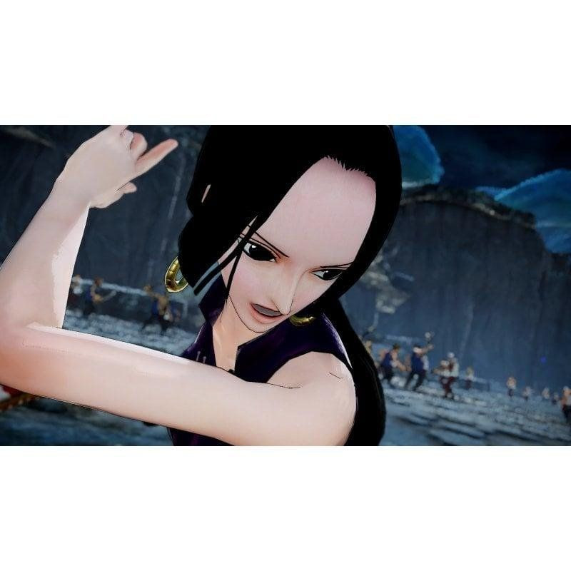 Cena de One Piece Pirate Warriors 4 para PS5: personagem feminina em close, brincos dourados, pose de ataque, cenário de batalha ao fundo com inimigos.