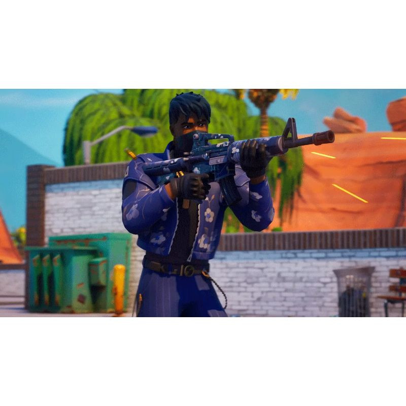 Personaje de Fortnite con traje azul floral apunta rifle azul con destellos; fondo urbano colorido con muro blanco y vegetación. Compatible con PS5 Digital.