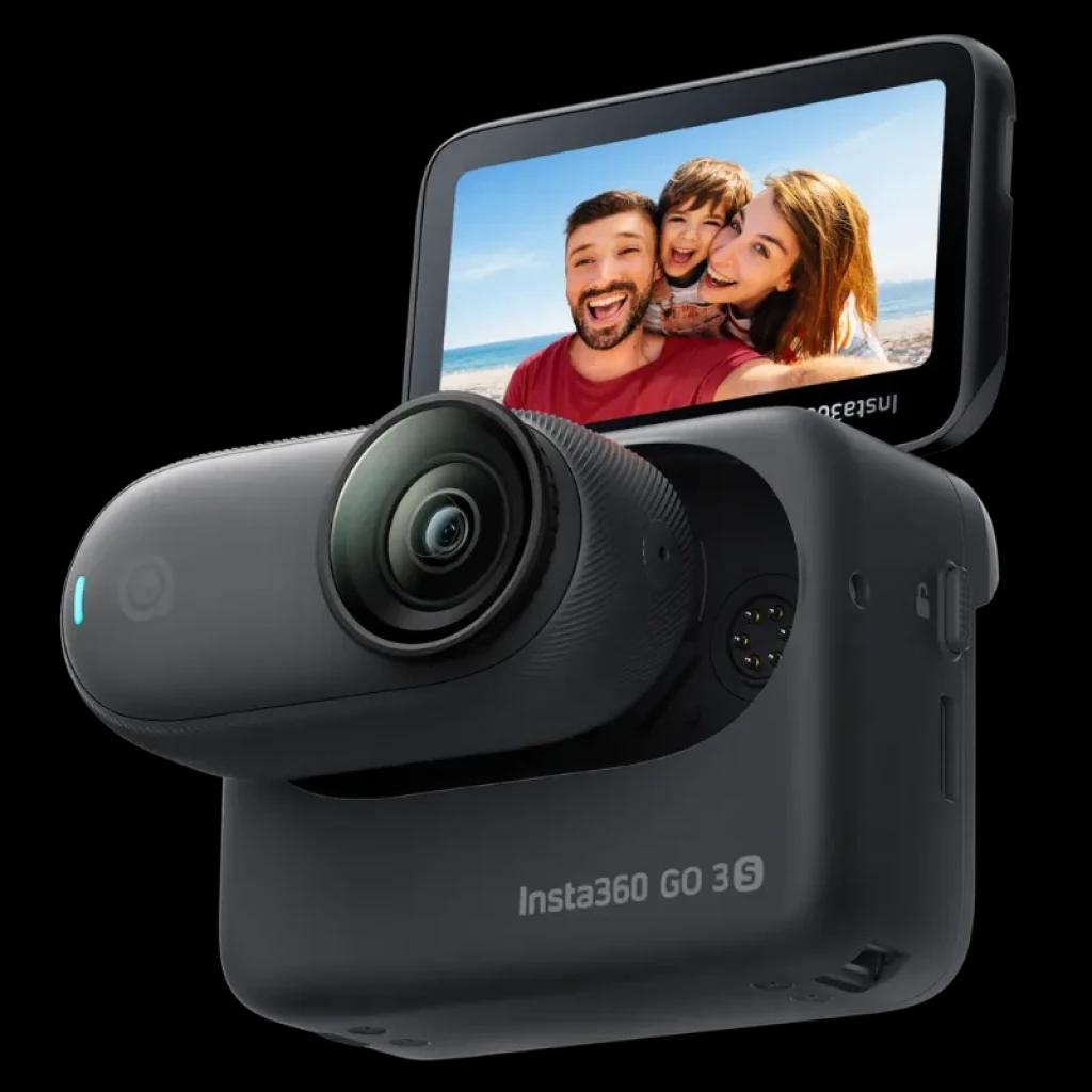 Vista a 45 grados de la Insta 360º GO 3S Negro con módulo de lente compacto y base con pantalla táctil abatible