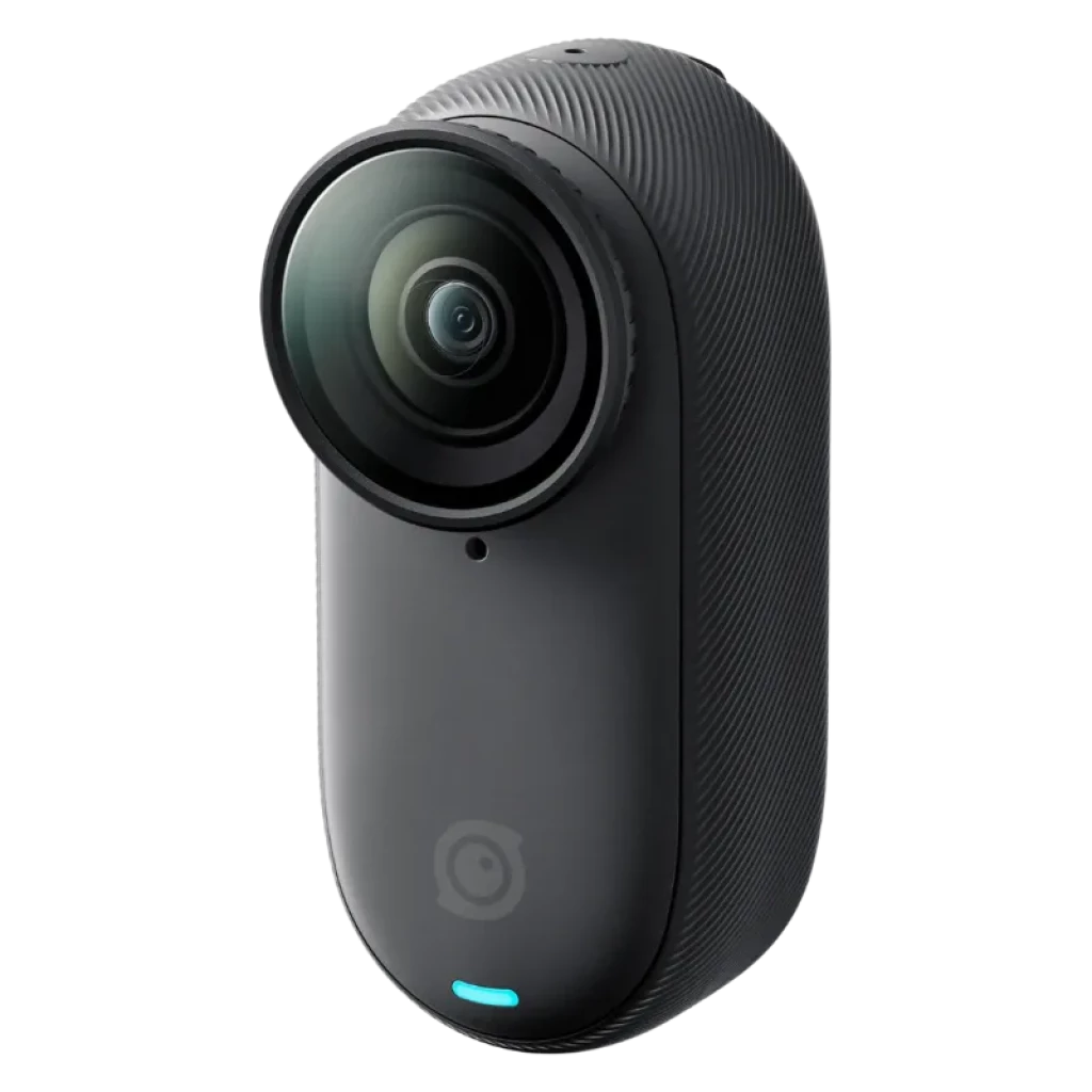 Vista a 45 grados de la Insta 360º GO 3S Negro, mini cámara deportiva compacta con lente gran angular prominente, cuerpo mate texturizado y luz LED frontal azul