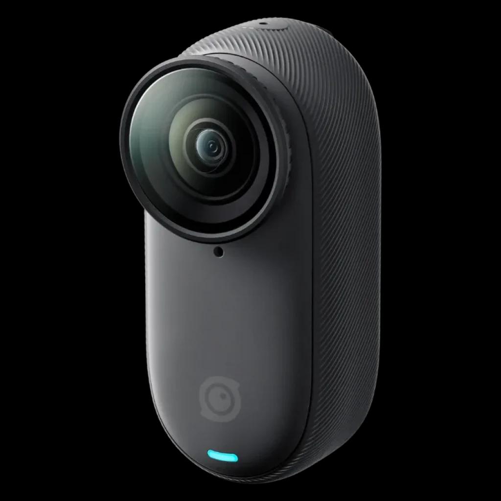 Vista a 45 grados de la Insta 360º GO 3S Negro, mini cámara deportiva compacta con lente gran angular prominente, cuerpo mate texturizado y luz LED frontal azul