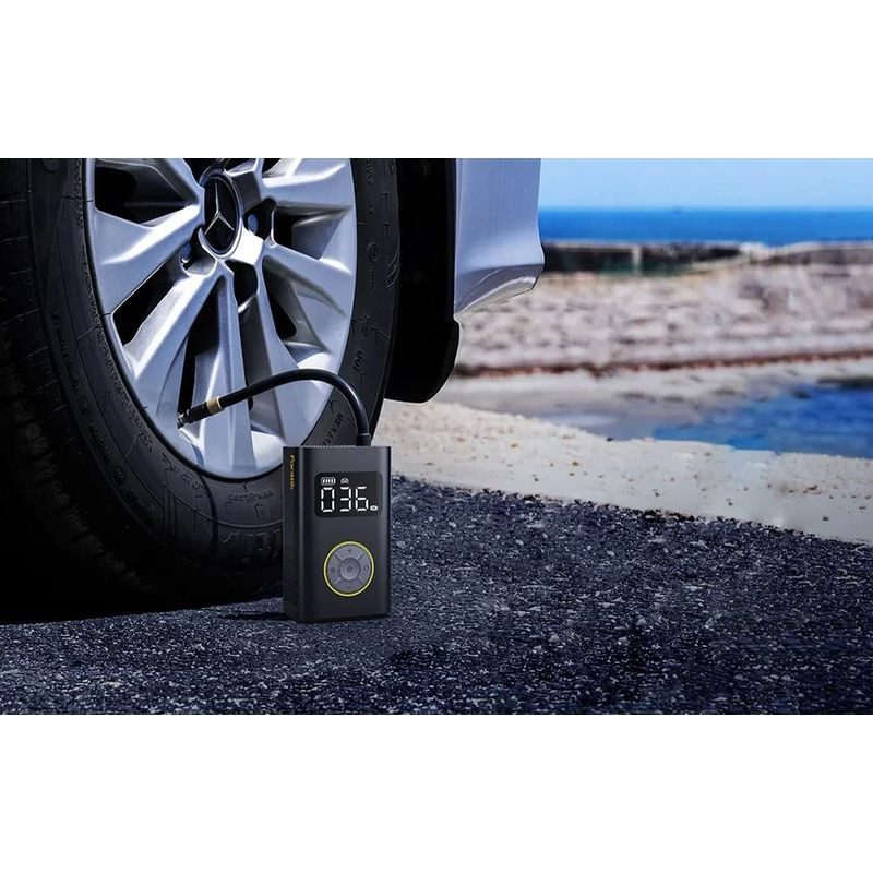 Fanttik X9 Pro - Compresor Portátil con pantalla digital, botón circular, manguera corta y boquilla conectada a neumático; diseño compacto y negro