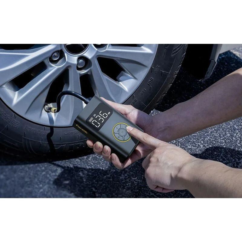 Fanttik X9 Pro - Compresor Portátil con pantalla digital, control táctil y manguera corta inflando neumático de auto; diseño compacto y ergonómico