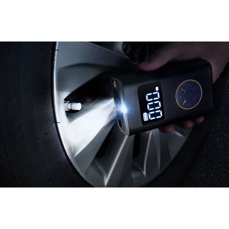 Fanttik X9 Pro - Compresor Portátil con pantalla digital, linterna LED y dial dorado; infla neumáticos con boquilla visible en llanta de auto
