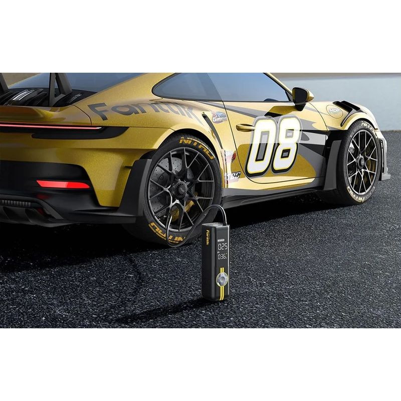 Fanttik X8 Apex - Compresor portátil con pantalla digital, manguera conectada a llanta de auto deportivo, diseño compacto en negro con detalles amarillos