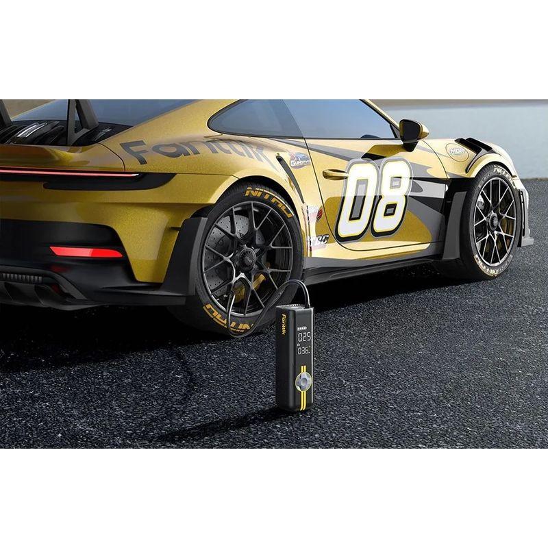 Fanttik X8 Apex - Compresor portátil con pantalla digital, manguera conectada a llanta de auto deportivo, diseño compacto en negro con detalles amarillos