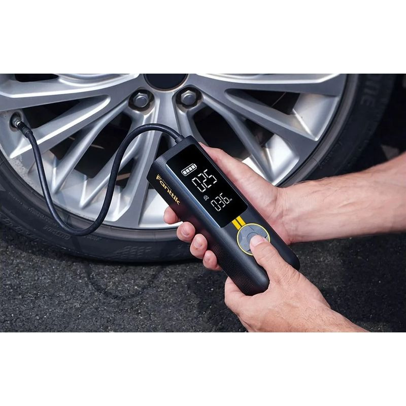 Fanttik X8 Apex - Compresor portátil con pantalla digital, botón circular y manguera flexible inflando llanta; diseño negro compacto y ergonómico