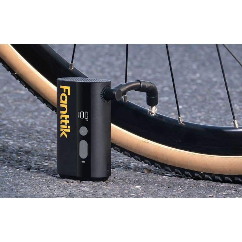 Bomba de bicicleta Fanttik X9 Ace portátil en negro, pantalla LED con indicador 100, botones frontales y manguera corta conectada a válvula en rueda de bici