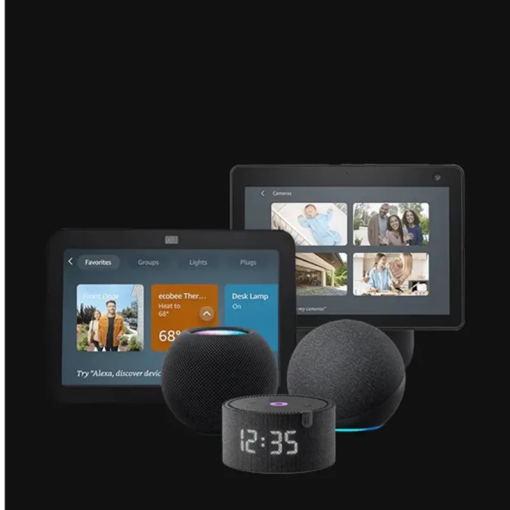 Paquete domótico con altavoces esféricos y pantallas táctiles; incluye reloj inteligente con hora 12:35 y control de hogar, cámaras y luces en interfaz