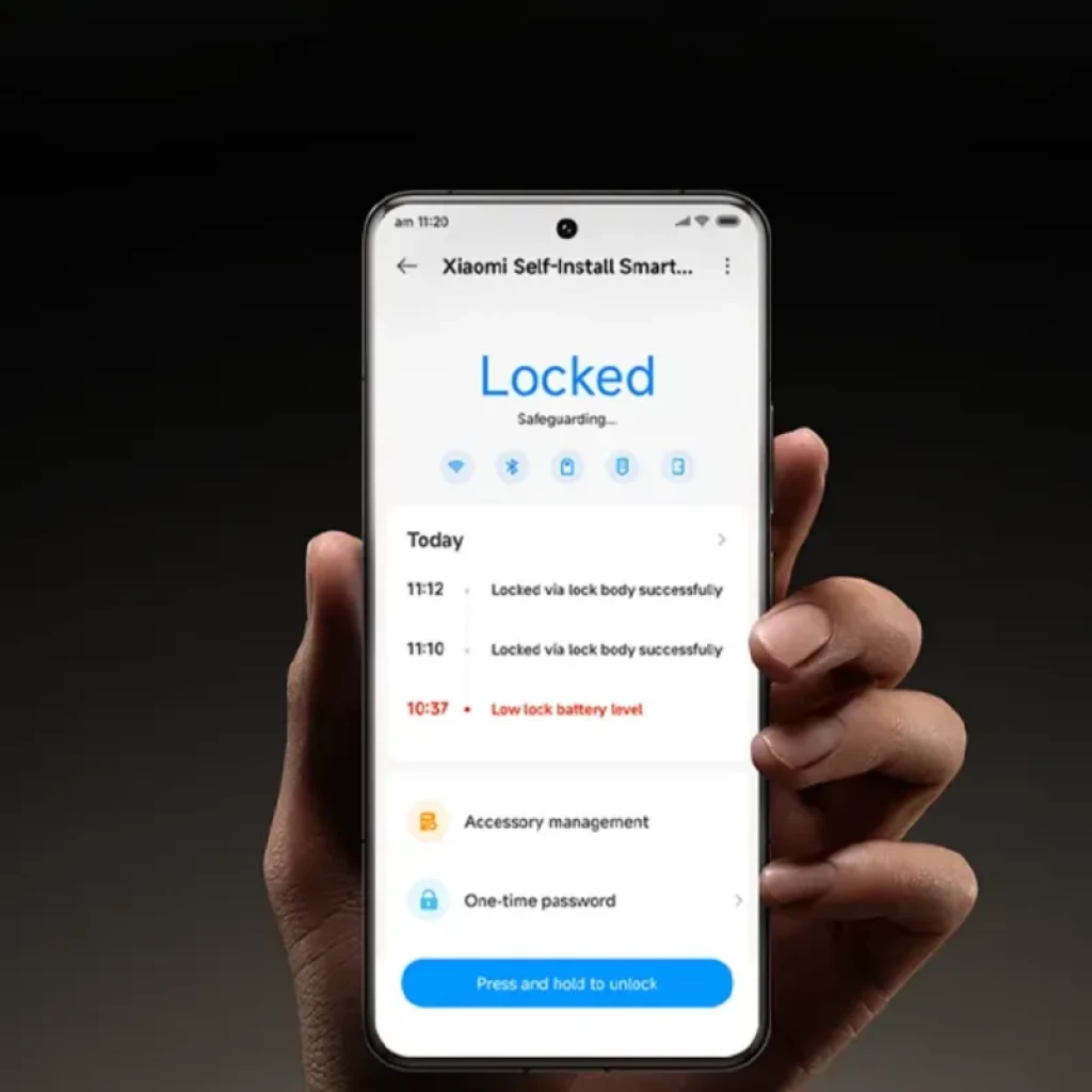 Smartphone mostrando app Xiaomi Self-Install Smart Lock con estado Locked, alertas de batería baja, historial de bloqueos, teclas de acceso y botón Presiona