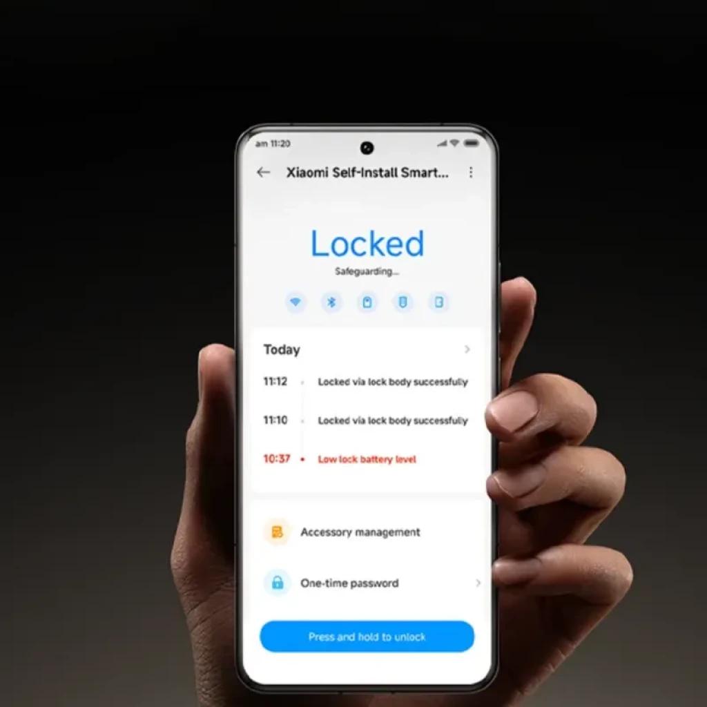 Smartphone mostrando app Xiaomi Self-Install Smart Lock con estado Locked, alertas de batería baja, historial de bloqueos, teclas de acceso y botón Presiona