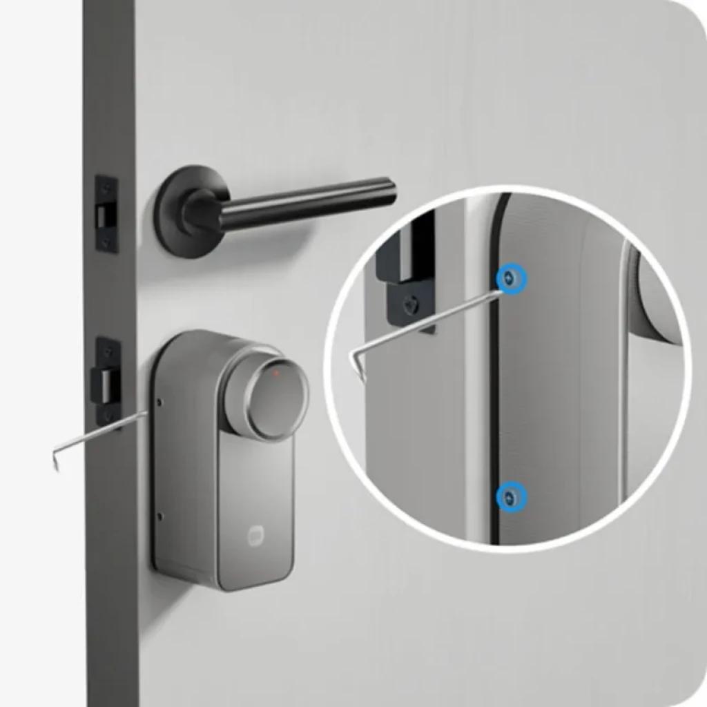 Xiaomi Self-Install Smart Lock con teclado: cerradura inteligente plateada para puerta, perilla giratoria, instalación sencilla con tornillos señalados en
