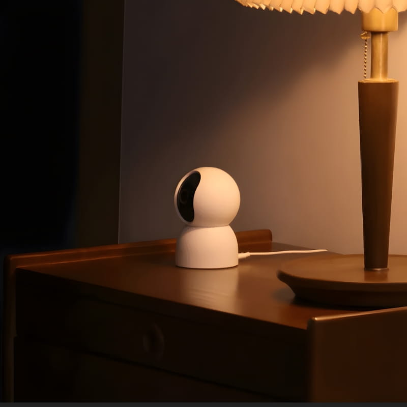 Xiaomi Smart Camera C500 6MP 3,5K WiFi 6 en color blanco, diseño esférico con base fija, lente negra frontal, cable de alimentación, ubicada sobre mesa
