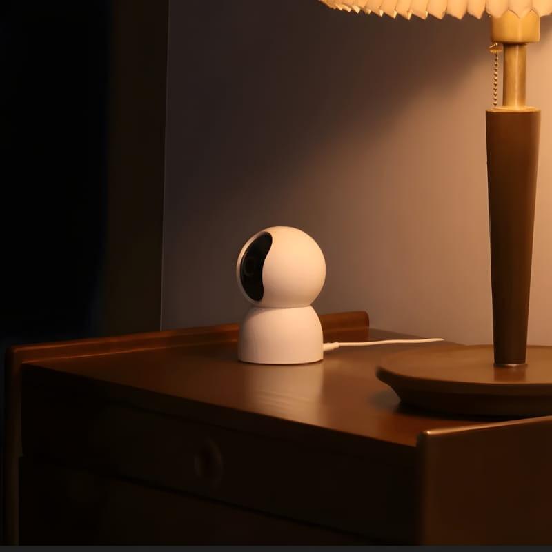 Xiaomi Smart Camera C500 6MP 3,5K WiFi 6 en color blanco, diseño esférico con base fija, lente negra frontal, cable de alimentación, ubicada sobre mesa