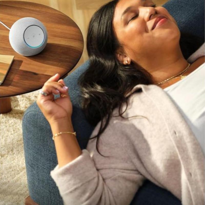 Amazon Echo Dot Max 2025 Grafito esférico con malla textil gris oscuro, aro LED azul, superficie superior plana con botones y base antideslizante sobre mesa