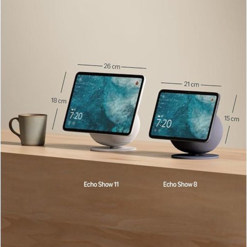 Amazon Echo Show 8 (2025) Blanc avec écran 8 pouces, bords fins, support sphérique, affichage 7:20, design compact à côté d’une tasse, mesures 21 x 15 cm