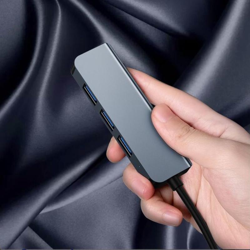 Hub USB BYL-2013U 4 en 1 gris, compacto en aluminio, con 3 puertos USB-A visibles azules tipo USB 3.0 y cable integrado negro, diseño angular elegante