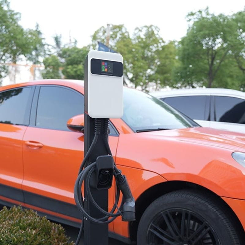 Besen SQ20-22KW-APP Blanco, cargador EV con carcasa blanca, pantalla frontal y cable con conector tipo 2 enrollado en poste, ideal para estacionamientos