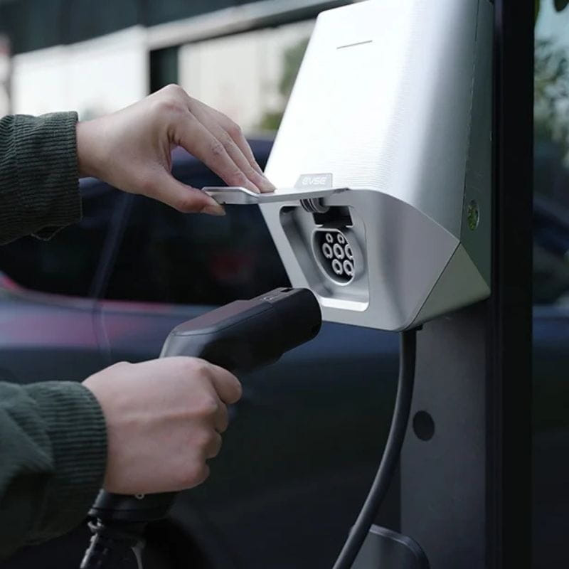 Besen LX30 22kW APP Blanco con carcasa metálica blanca, tapa abatible y conector tipo 2; diseño mural compacto para carga rápida de coche eléctrico