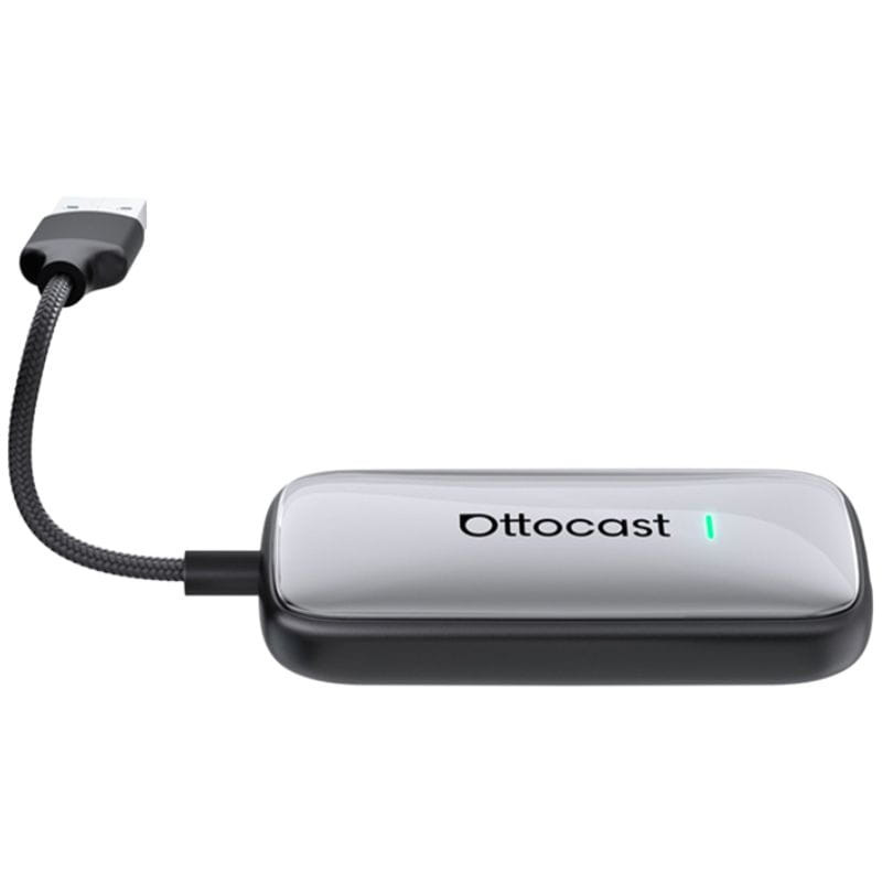 Ottocast Play2Video Ultra, adaptador compacto plateado con bordes negros, LED verde y cable corto USB con malla trenzada para CarPlay y Android Auto