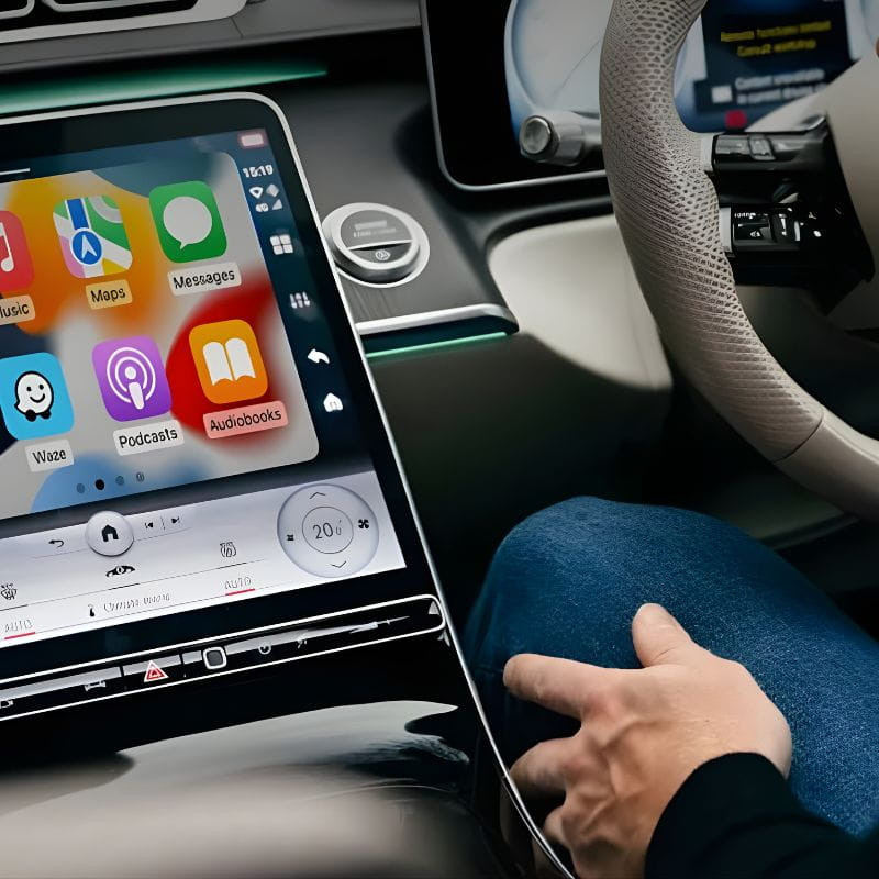 Ottocast CP88-T2 Mini: interfaz CarPlay y Android Auto en pantalla de coche, iconos claros, conexión inalámbrica, controles en volante y consola iluminada