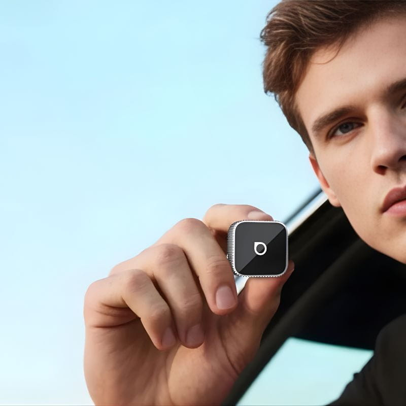 Ottocast CP88-T2 Mini adaptador compacto cuadrado negro con borde plateado y puerto USB, diseño minimalista para Apple CarPlay y Android Auto inalámbrico