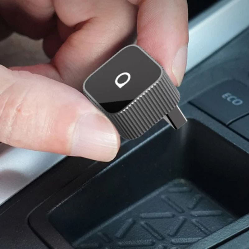 Ottocast CP88-T2 Mini adaptador compacto con USB-C, diseño negro brillante y borde texturizado; ideal para Apple CarPlay y Android Auto inalámbricos