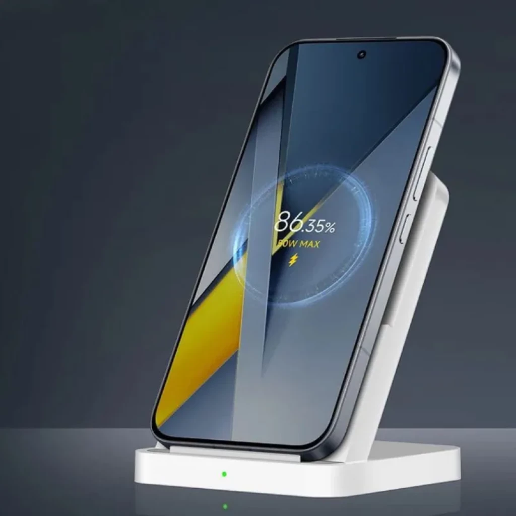 Xiaomi Poco F8 Ultra 5G 16GB/512GB negro en base de carga inalámbrica; pantalla casi sin bordes, cámara frontal centrada y marco metálico con botones