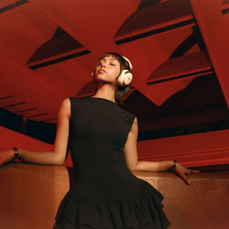 Casque Bose QuietComfort Ultra 2e génération blanc, arceau rembourré, oreillettes ovales fermées, finition mate, logo Bose argenté, design épuré