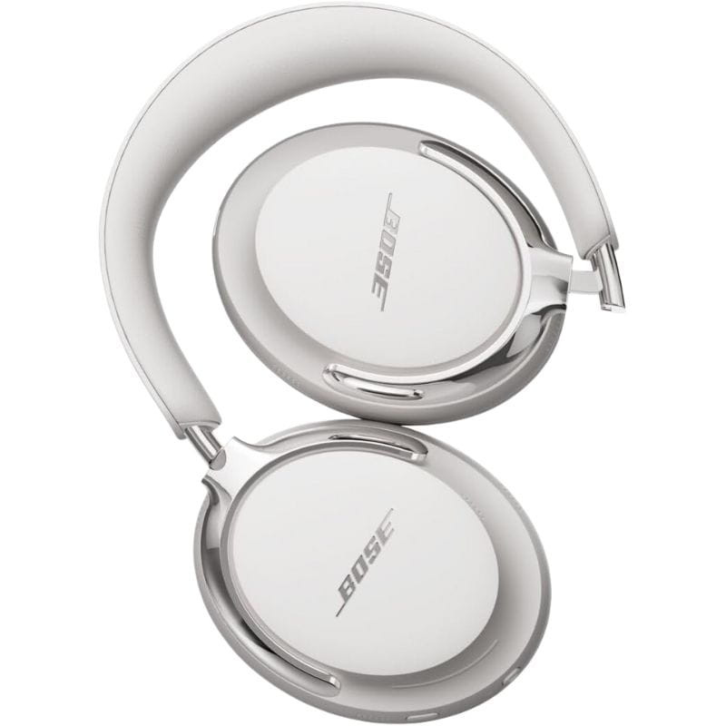 Bose QuietComfort Ultra 2e gén Blanc sur oreille d’une femme, arceau rembourré, coussinets épais, design circum-aural élégant, fond rouge moderne