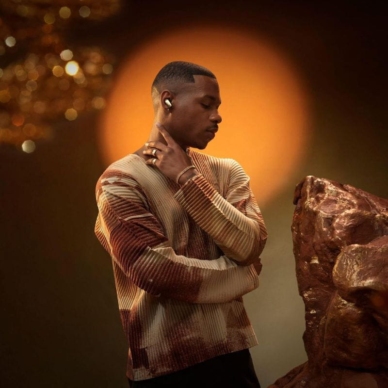 Bose QuietComfort Ultra 2e génération TWS Desert Gold Écouteurs Bluetooth élégants couleur or sable portés, design compact intra auriculaire avec embouts