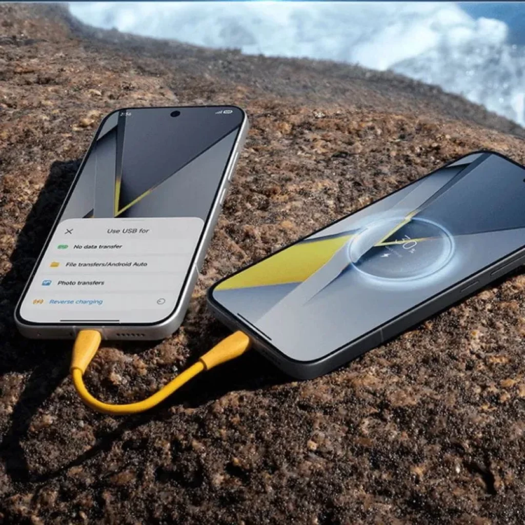 Xiaomi Poco F8 Pro 5G 12GB/256GB Plata con dos móviles conectados por cable amarillo, pantallas AMOLED con agujero central y bordes planos, diseño plateado