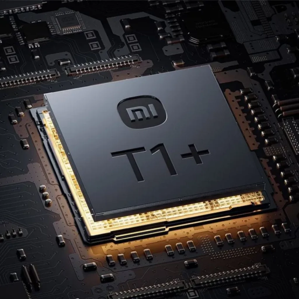 Chip T1+ de Xiaomi en placa electrónica negra con detalles dorados, acabado metálico pulido y logotipo Mi resaltado, componente clave del Xiaomi Poco F8 Pro