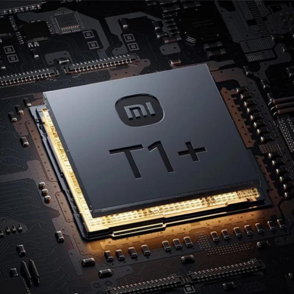 Chip T1+ de Xiaomi en placa electrónica negra con detalles dorados, acabado metálico pulido y logotipo Mi resaltado, componente clave del Xiaomi Poco F8 Pro