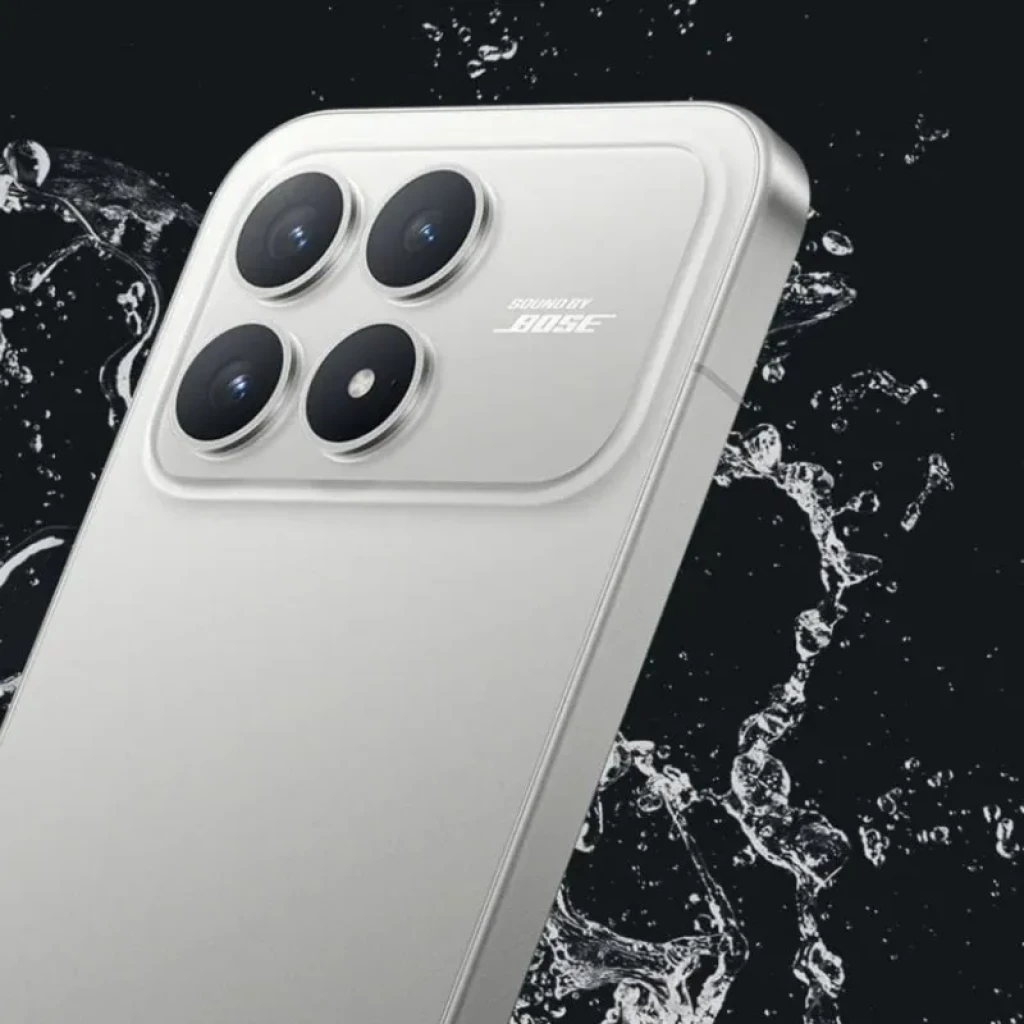 Xiaomi Poco F8 Pro 5G 12GB/256GB Plata con módulo trasero de cuatro cámaras grandes, acabado plateado mate y salpicaduras de agua sobre el cuerpo