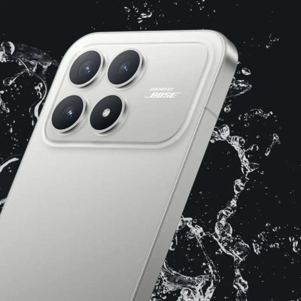 Xiaomi Poco F8 Pro 5G 12GB/256GB Plata con módulo trasero de cuatro cámaras grandes, acabado plateado mate y salpicaduras de agua sobre el cuerpo