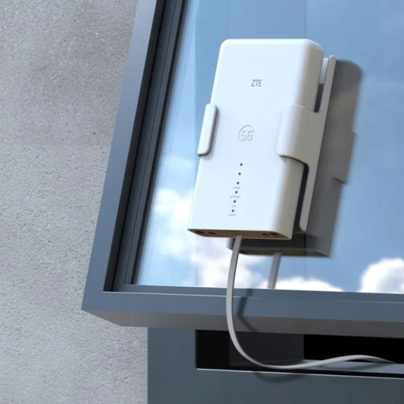 ZTE MC889 ODU 5G – roteador externo compacto branco com suporte de fixação, LEDs de status frontais e cabo conectado em janela, design minimalista para