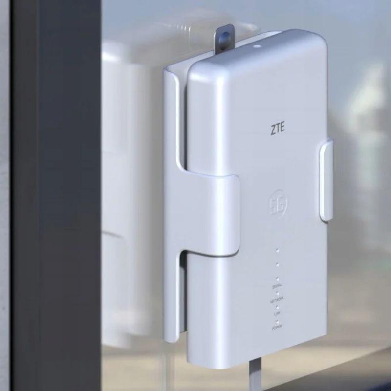 ZTE MC889 ODU 5G Router para exterior em branco, corpo compacto montado em parede, LEDs de status frontais e suporte robusto com cabo inferior