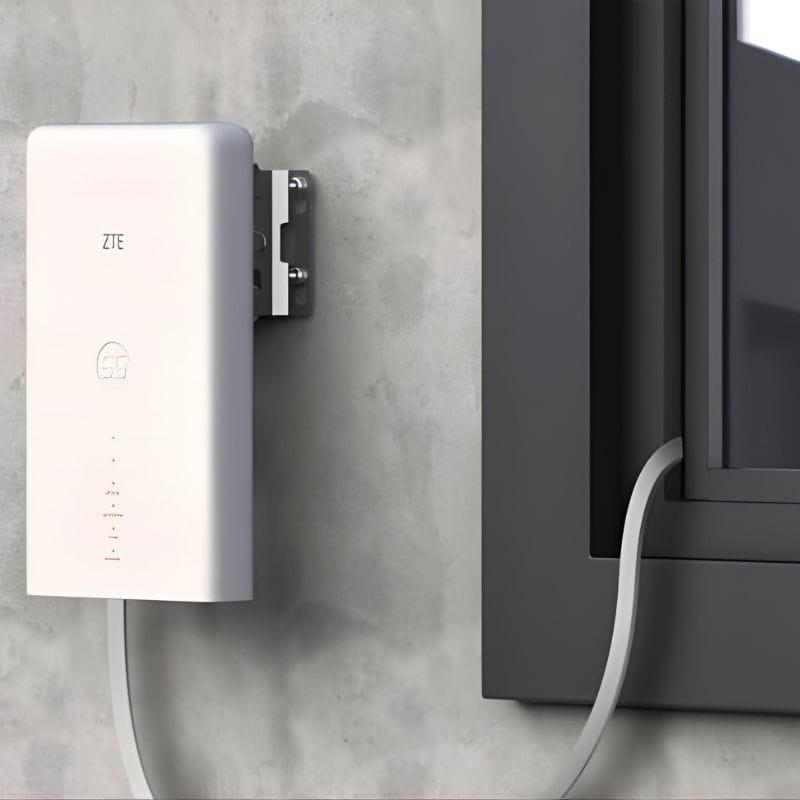 ZTE MC889 ODU 5G - roteador externo branco, montagem em parede, LEDs de status frontais, cabo conectado à janela, design compacto e resistente para exterior