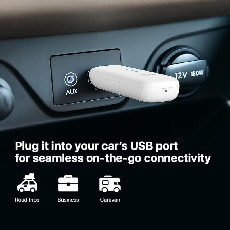 ZTE MF79N Wi‑Fi Módem USB compacto en color blanco, con luces LED de estado, conectado a puerto USB de auto 12V; ideal para conectividad en ruta
