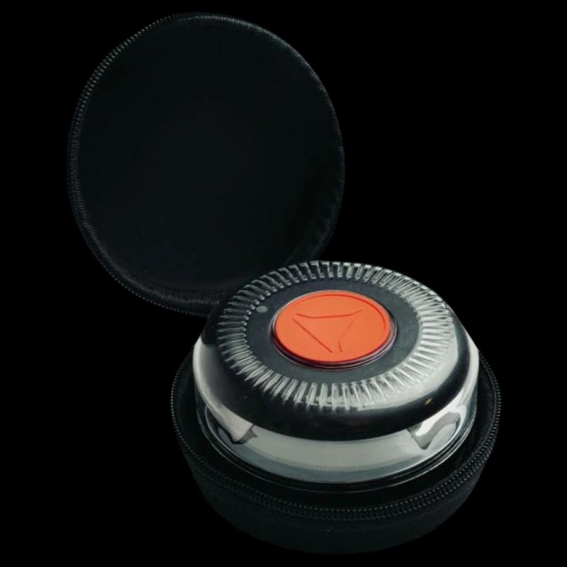 Balise de détresse compacte noire et transparente avec bouton central orange, anneau lumineux LED, fournie avec étui rigide zippé ronde et protecteur