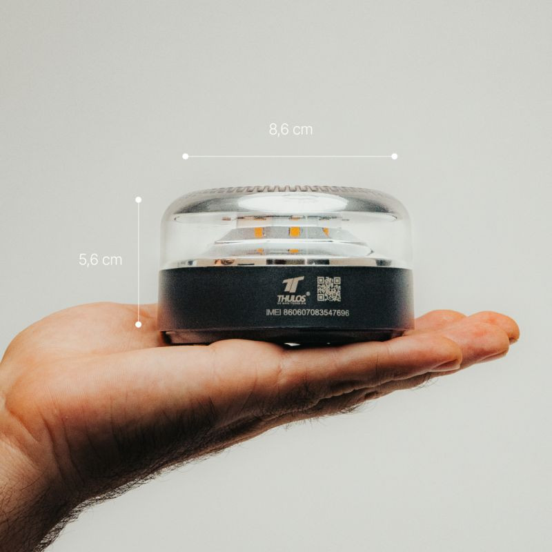 Balise de détresse compacte Thulos TH-V16-2 homologuée, dôme transparent, base noire, LEDs orange visibles à 360°, dimensions 8,6 cm x 5,6 cm, QR code