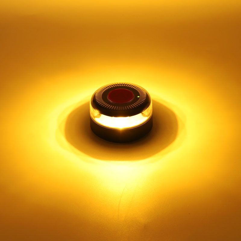 Balise lumineuse orange compacte à 360°, halo puissant, lentille transparente et anneau rouge central, boîtier robuste, idéale pour signalisation et