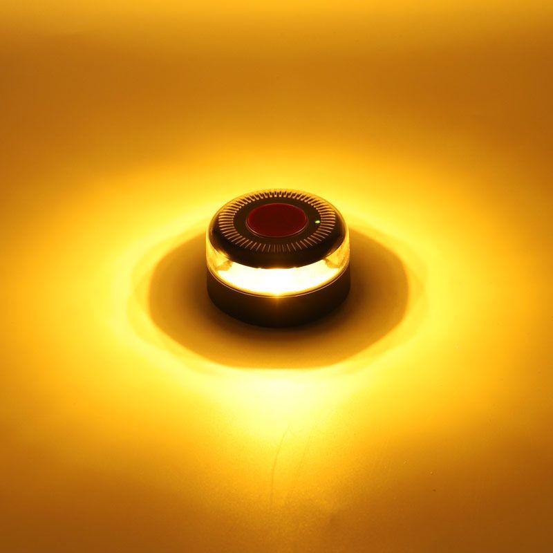 Balise lumineuse orange compacte à 360°, halo puissant, lentille transparente et anneau rouge central, boîtier robuste, idéale pour signalisation et