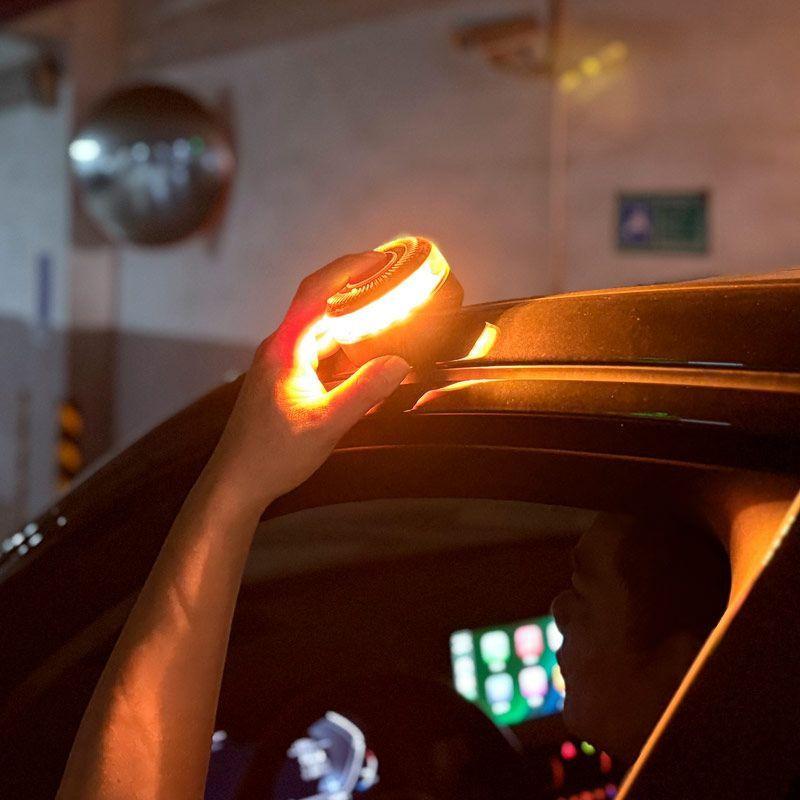 Balise lumineuse orange aimantée posée sur toit de voiture, anneau LED puissant pour signalisation nocturne, boîtier compact robuste et étanche