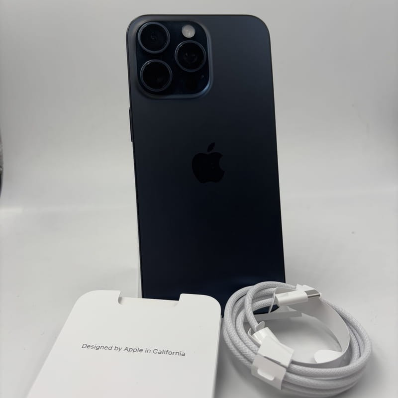 iPhone 15 Pro Max 5G 512GB Titânio Azul renovado, Estado Premium. Três câmeras, tela grande, bordas finas. Cabo USB‑C e embalagem inclusos.